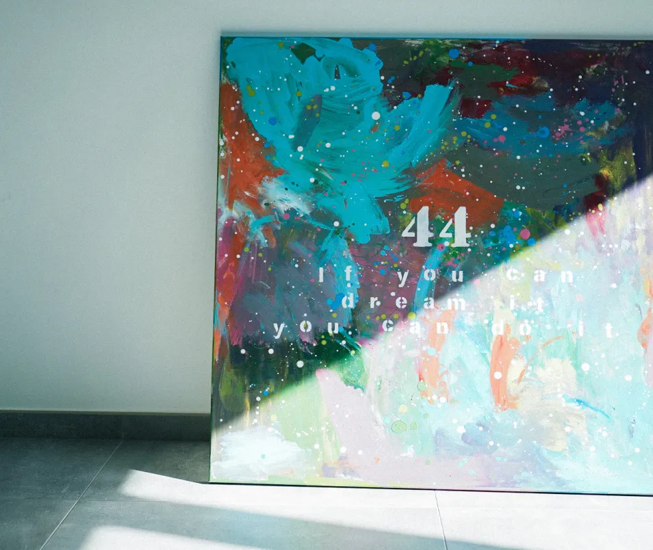 抽象画作品のクローズアップ（44の文字）